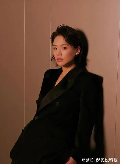 被瘦了30斤的马思纯惊艳到穿黑色套装配利落短发骨相美真绝