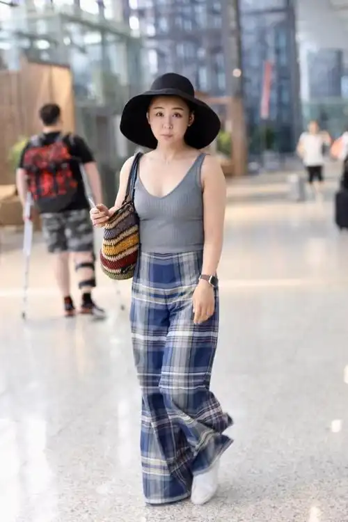 李小萌二胎后变"水蜜桃"!穿露肩连体裤差点"滑落",性感迷人