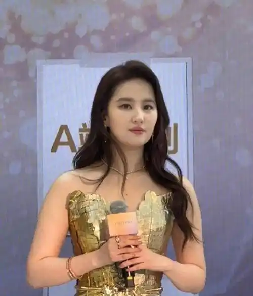 刘亦菲近照生图曝光,脸部圆润身材丰腴发福明显,手臂粗壮很真实