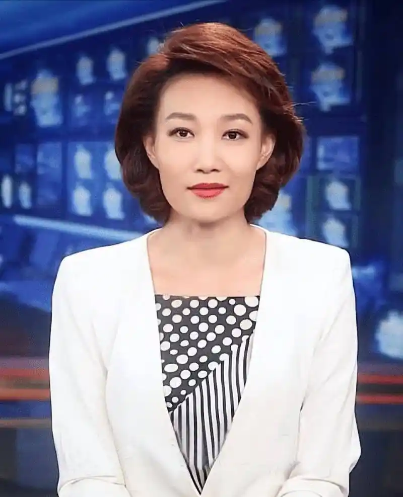 央视主持人李梓萌:45岁仍单身,把事业放在第一位,人美能力强_电视