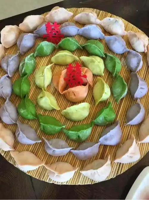 农村结婚请村里95岁的老人做彩色的饺子和喜饽饽寓意喜得贵子