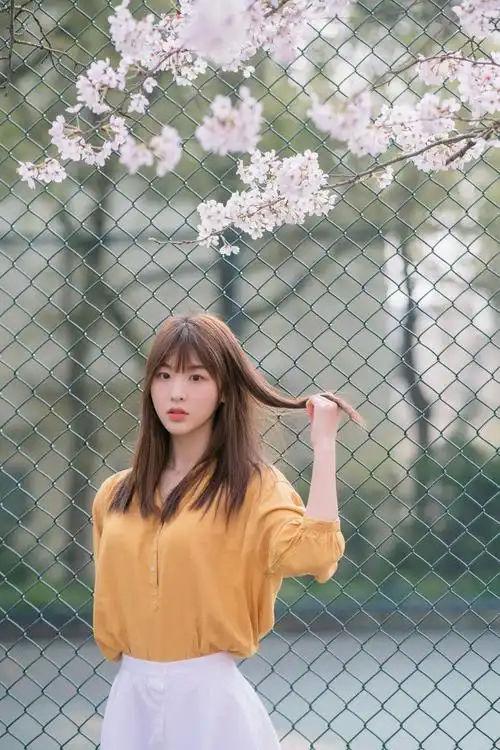 林昕宜在出道之前曾被网友评为新一届同济大学的校花,学业工作两不误