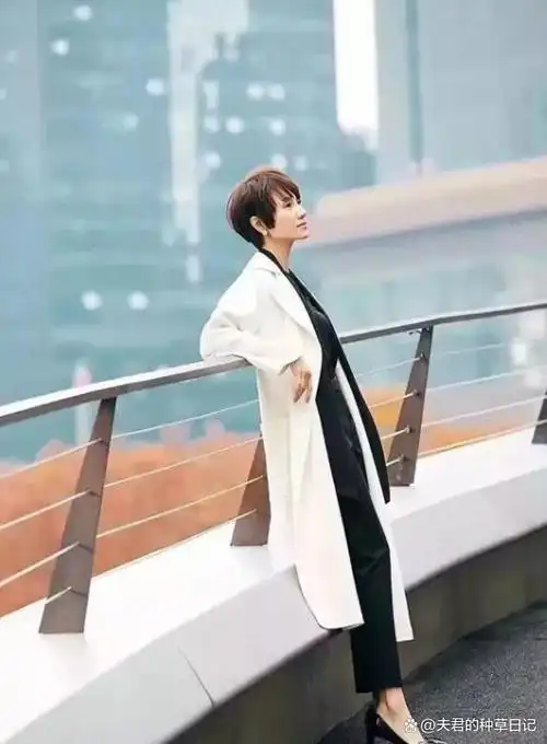 看了袁泉的风衣穿搭,才知道什么叫高级感!适合30~55岁女人借鉴