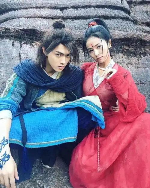 许凯白鹿同框合照?许凯手的位置亮了!网友:请你们原地结婚