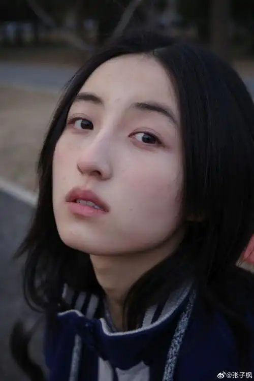 张子枫素颜逛公园