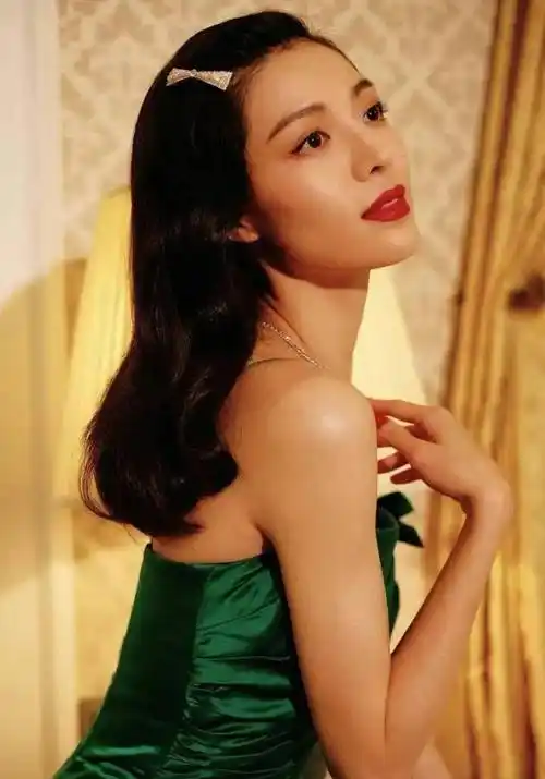 成名后,钟楚曦接下了《神探蒲松龄》《荞麦疯长》《解放:终局营救》等