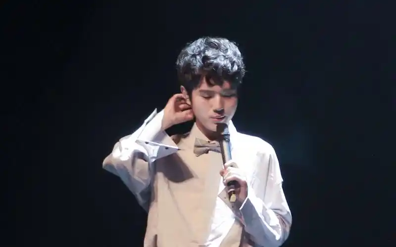 【快男季军尹毓恪】更新《into you 》视频