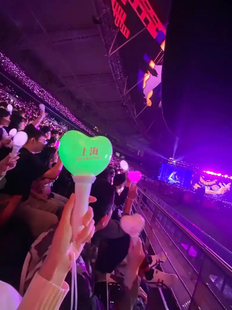 这个显眼包荧光棒总是和别人的不一样.#嘉年华 #周杰伦演唱会 - 抖音
