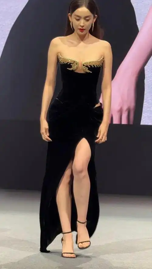 古力娜扎参加活动大秀好身材,穿低胸不用手捂,身材超好