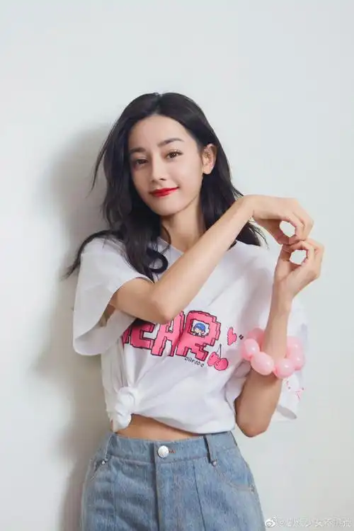 迪丽热巴比10随拍