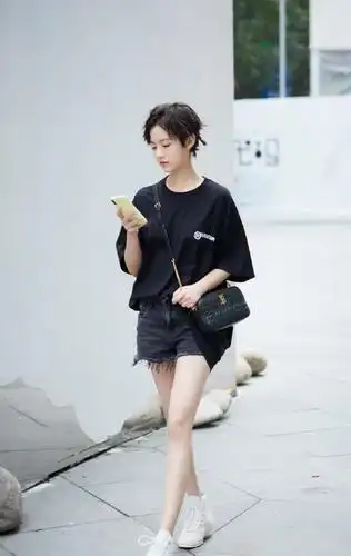 乔英子戏外不做乖乖女,利落短发短裤显叛逆,小小年纪镜头感十足