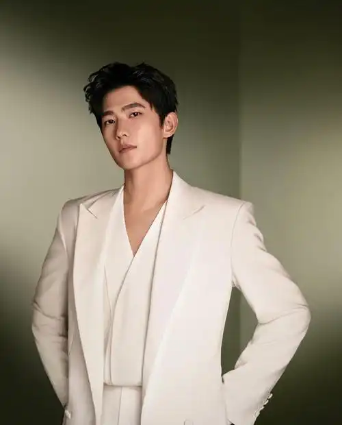 杨洋雅顾光影大片质感##杨洋纯白西装大片