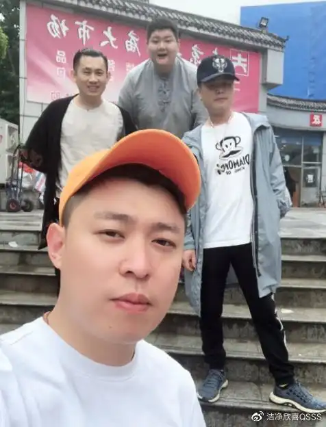 李鹤东与师兄弟们再说不看伤疤的话,李鹤东可以算是德云社数一数二的