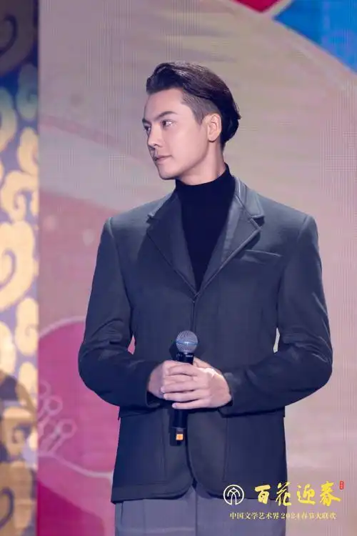 陈伟霆龙年春晚第四次联排#陈伟霆官宣百花迎春晚会,今日现身龙年