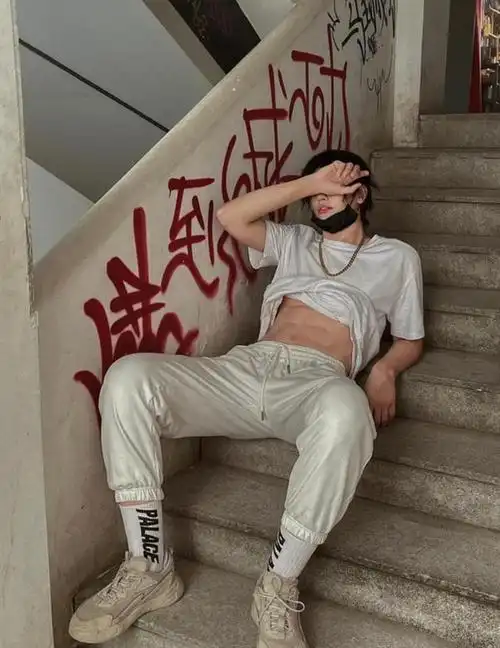 乌克兰美女穿"男装"爆火网络!8块腹肌 漫画脸,迷倒了万千少女