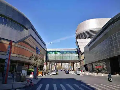 买完鱼缸直接五彩城瞎逛顺便吃饭以前记得地下停车场车位挺多的但今天