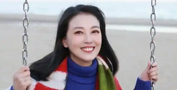 主持人曹可凡晒出昔日同台旧照,发文悼念,表示周海媚灿烂笑容与爽朗