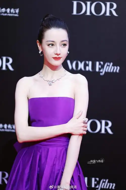 迪丽热巴一袭紫色抹胸裙佩戴银色项链高贵优雅肤白貌美