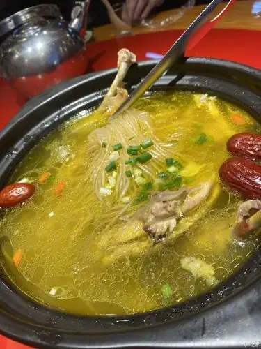 喝的,还没有吃够,下午在咸宁大众点评上找了个饭店,继续鸡汤粉丝走起