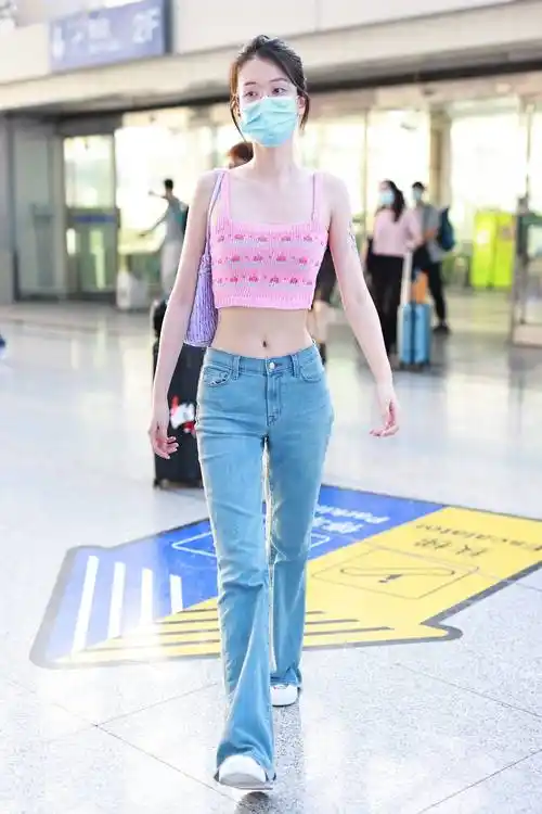 乔欣粉色吊带秀无敌小蛮腰 戴眼镜似清纯学妹