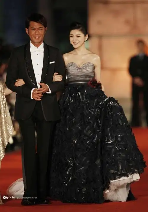 和记忆被篡改,仿佛她并没有大红过,只是一个依附于男人的过气女明星