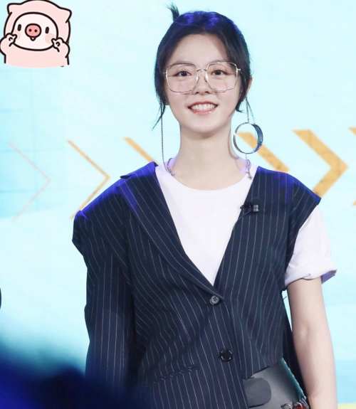 《潮流合伙人》造型:赵今麦钟情于"阴阳西服",18岁a炸了!