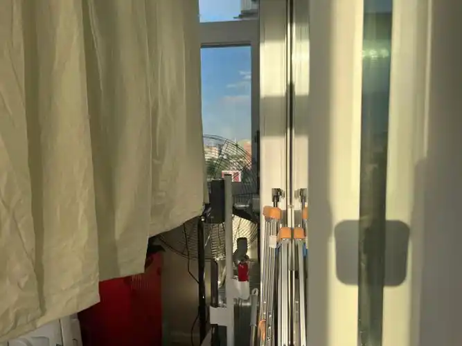 主卧有个阳台,东西两边都有一小条窗户 ,最近发现竟然有阳光照进来!