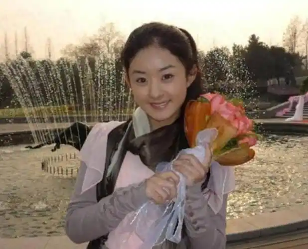 赵丽颖初中旧照罕曝光!穿廉价塑料拖鞋,皮肤黝黑太朴实