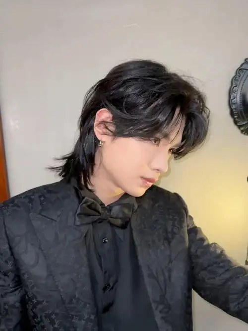 黄明昊长发狼尾