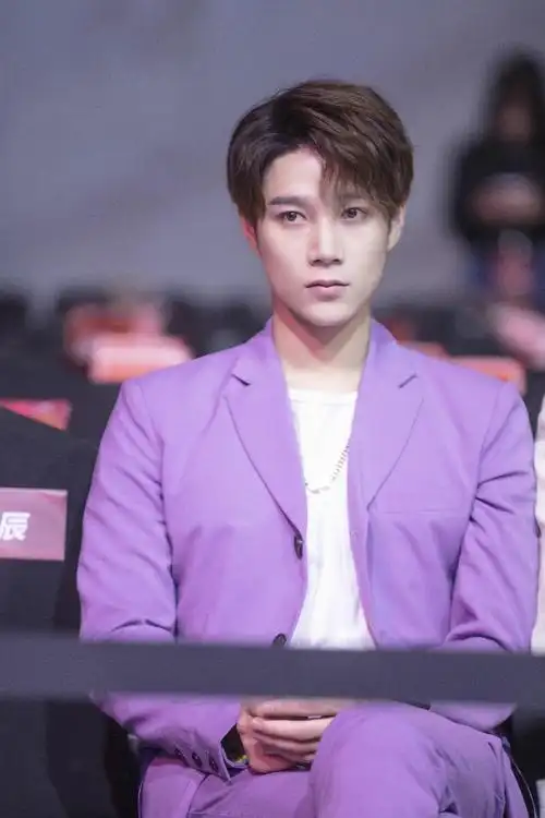 杨廷东出席超燃运动会紫色拼接西装演绎初秋时尚