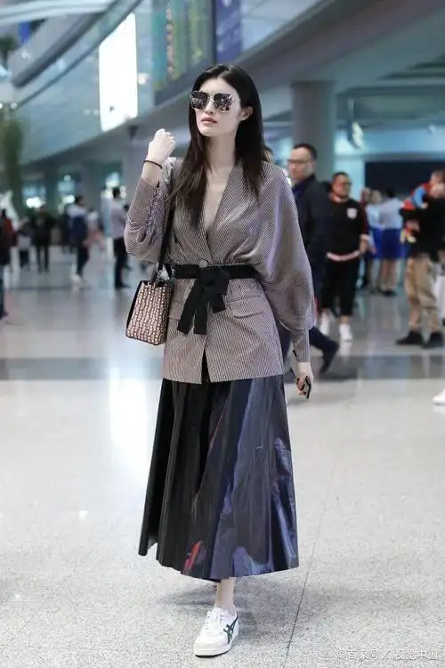 超模何穗低v领现身机场,"浴姐"气场全开