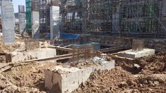 桩广场在施工现场浇注的混凝土桩基承台照片