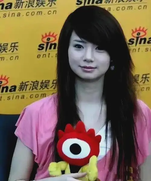 刚出道时戚薇杀马特造型那时清纯可爱满脸胶原蛋白是元气少女