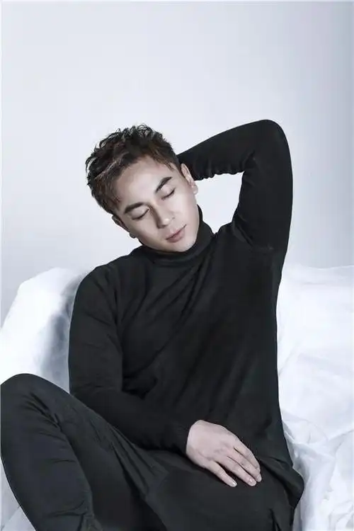 肌肉男:释小龙黑白视觉写真图片-小虾米