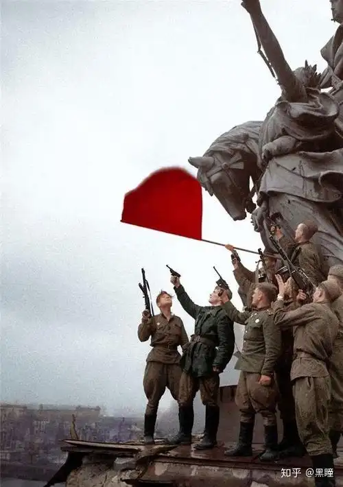 (一群英武的苏联红军士兵)(在田野休憩苏联红军官兵)(苏联校服)(苏联