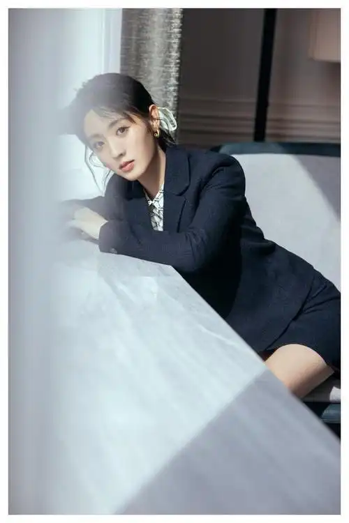 邢菲穿职业装出席活动只用一根发带就打造出时髦感被她美到了