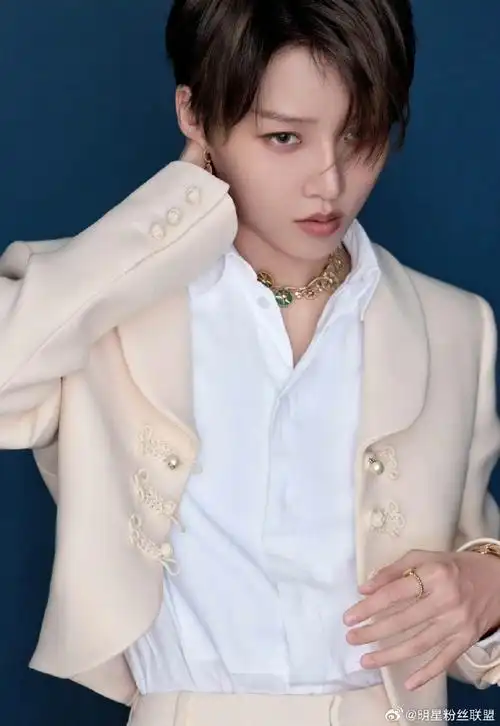 自拍#@刘雨昕在出席活动中的路途中,发微博自拍一张剪刀手比耶的照片