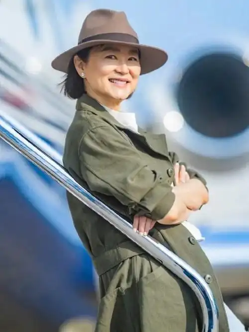 林青霞乘私人飞机炫富穿风衣牛仔裤马丁靴69岁美出新高度