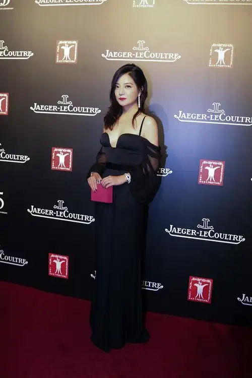 上海电影节赵薇着黑色长裙秀酥胸 香艳十足(组图)