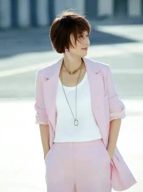 马伊琍在街角随拍的状态随性,洒脱,自然,又飒又美_职场_魅力_感觉