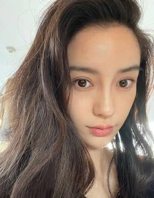 杨颖七夕晒素颜照,颜值在线,减龄双马尾,32岁少女感满满_好身材_人们