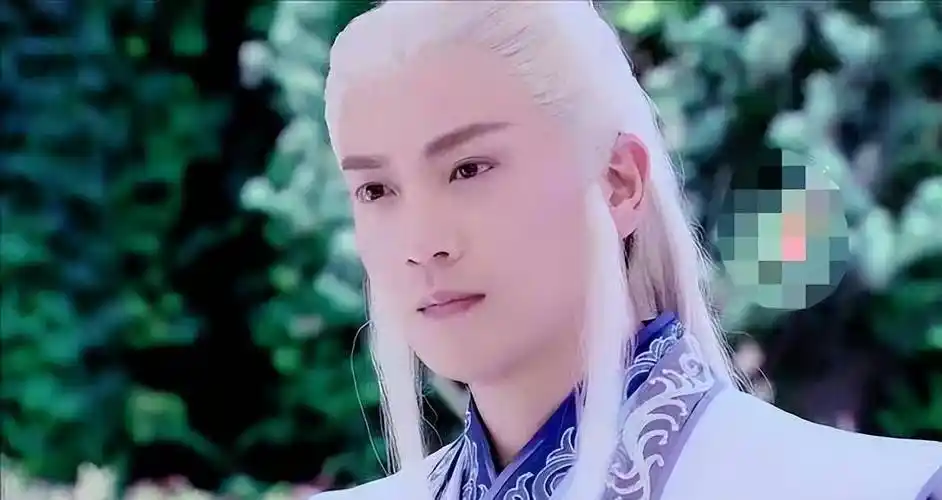 从看到张智尧白发造型的那一眼开始,毫不夸张地说,小编已经为他沉沦无