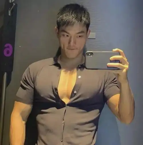 这就是胸肌撑爆衣服的快感吧.