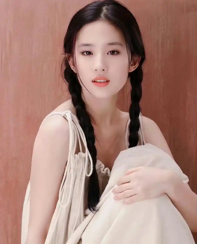 刘亦菲扎着马尾辫