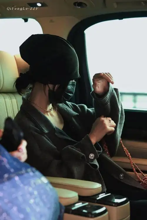 张子枫结束时装周行程返回北京机场路透