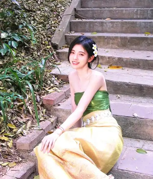 鞠婧祎晒照大秀香肩锁骨看到她全身照后这身高确定155