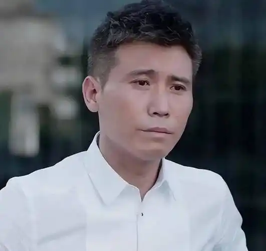 然而现在让关心他的人最挂念的不是他的演员之路,而是他已经年近50却