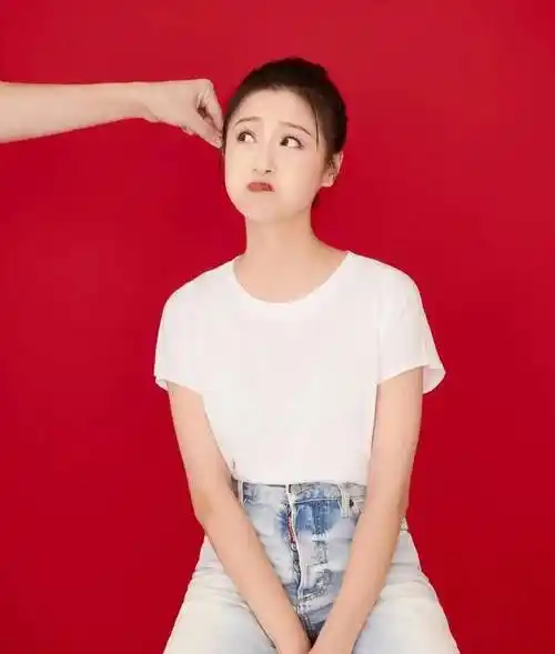 王彦霖陪同妻女追星易烊千玺,与艾佳妮甜蜜牵手撒娇