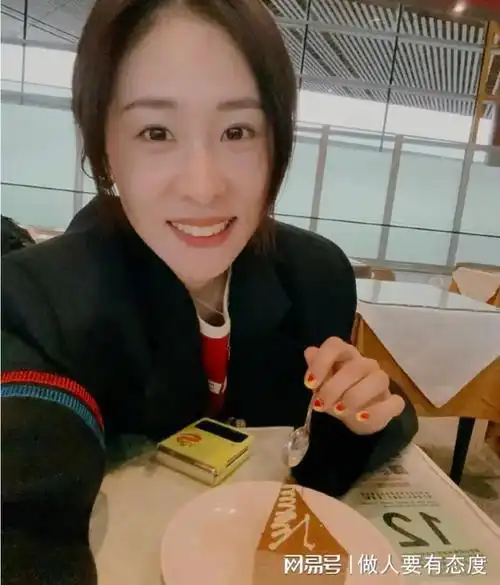 35岁张碧晨现身北京机场面容消瘦法令纹明显未婚生子显孤独