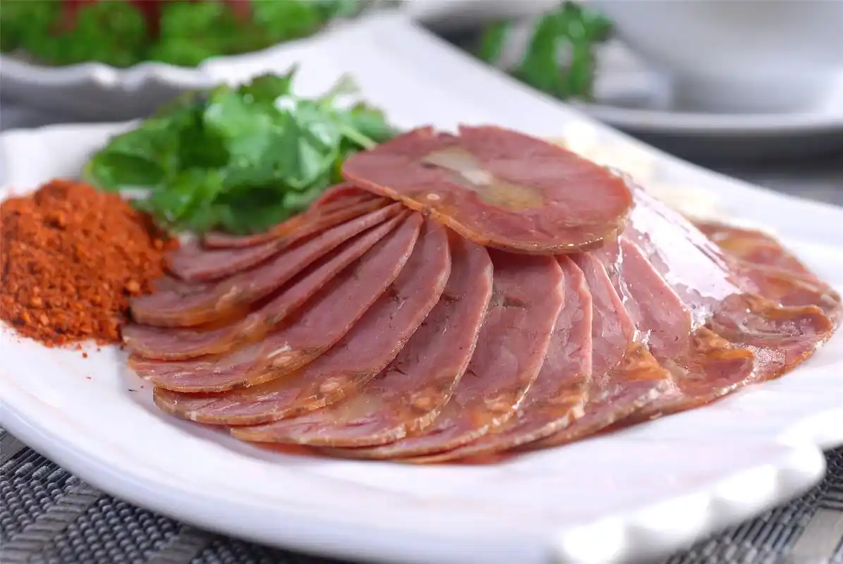 卤牛肉:一片片很薄的牛肉,看起来肉质非常好,吃着也很美味.